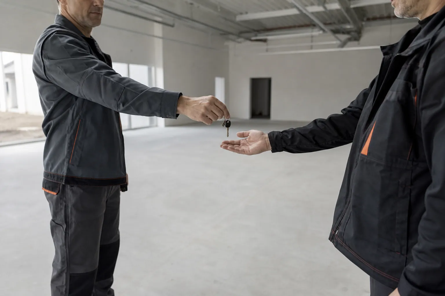 Remise des clés dans un local commercial vide et propre