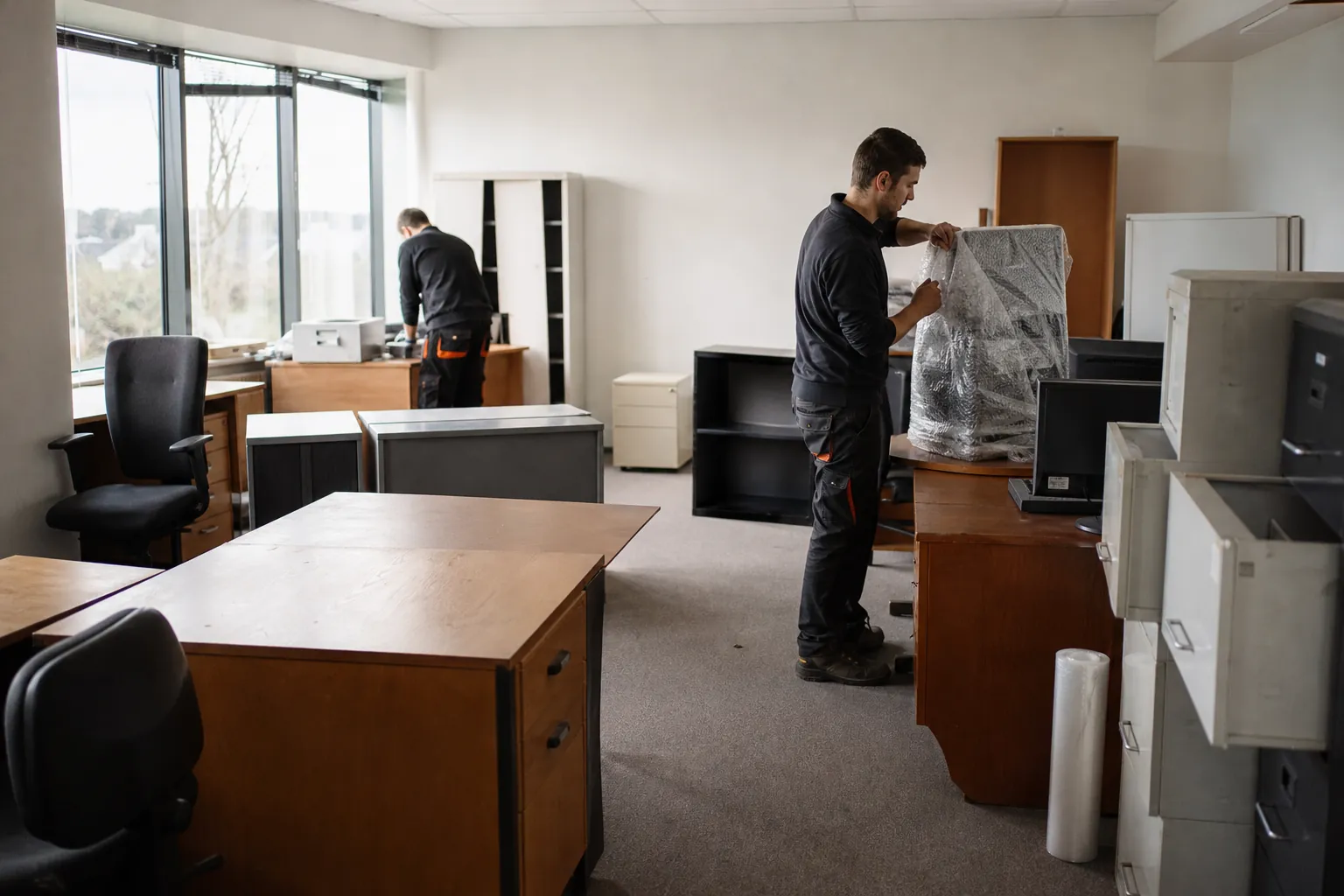 Mobilier de bureau et armoires prêts à être évacués